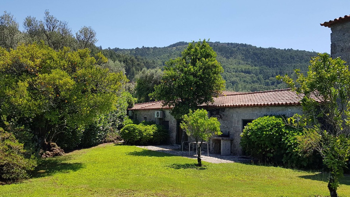 Geraz do Minho House | Casa do Forno, a pretty farmhouse offering relaxation and rest with a private garden