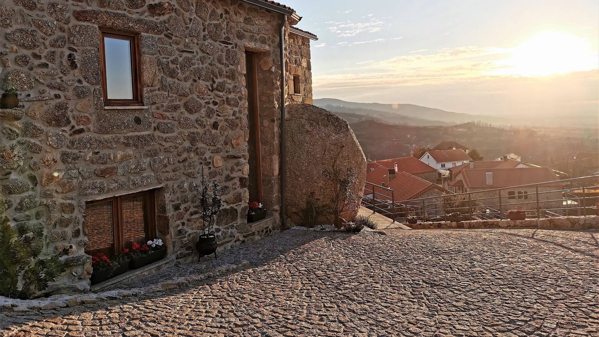 Linhares House | Casa do Penedo/ Retiro no Castelo e Centro da Aldeia