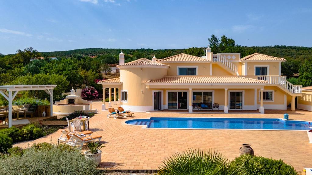 Loule Villa | Casa do Pomar by Portucasa