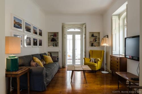 Estoril House | Casa do Tamariz, XIX century Beach House