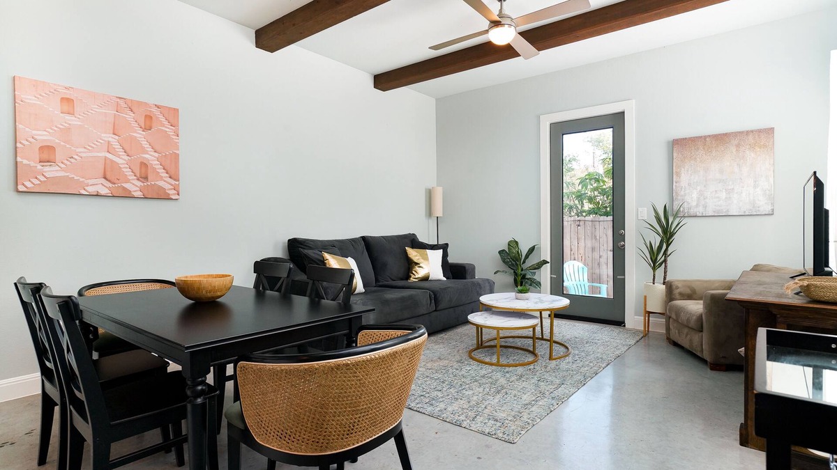 Historic Garderns House | Casa Dolce Vita by the Alamodome - Pet Friendly