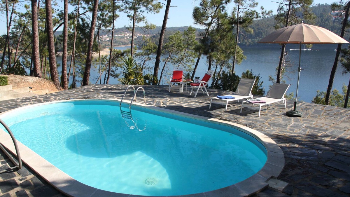 Tomar House | Casa Dos Vidros - Lakefront Charmer Villa