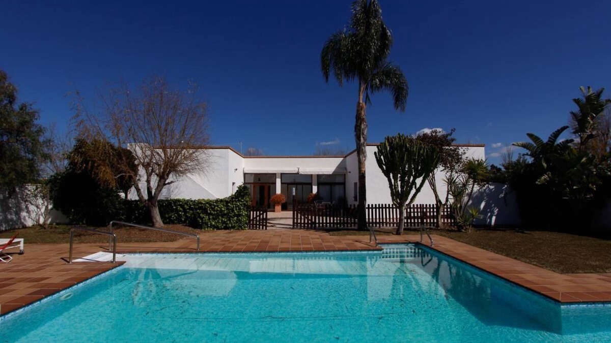 El Palmar House | Casa El Alamo - Very generous villa with pool with swimming lane close to the beach