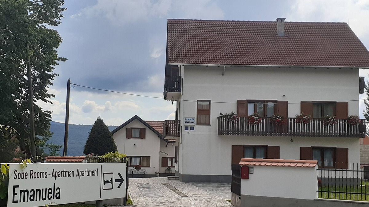 Dreznik Grad House | Casa Emanuela is located only 9 km from the national park, 6 from the caves of Barac