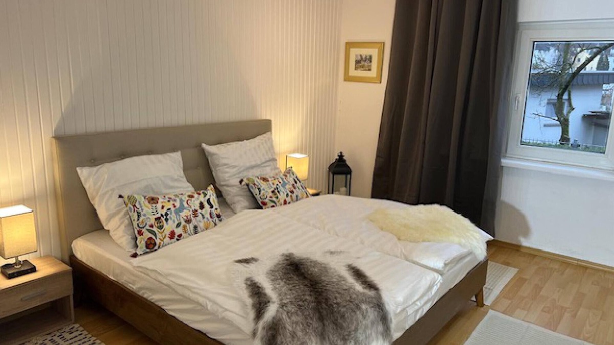 Duisburg Mitte Apartment | Casa Estrella -5 min zum Duisburg Hbf, -nähe Uni Duisburg/essen -erdgeschoss