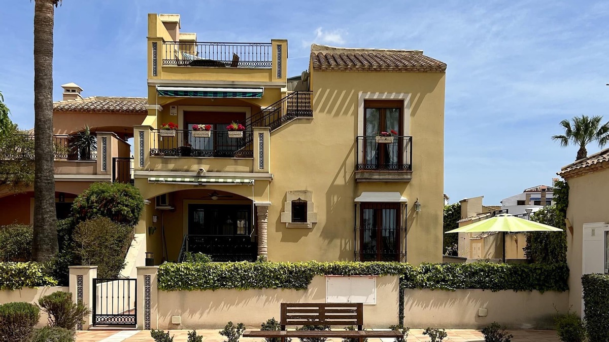 Algorfa Apartment | Casa Estrellas, 2 beds, 2 bathrooms, poolside location, private garden, WIFI