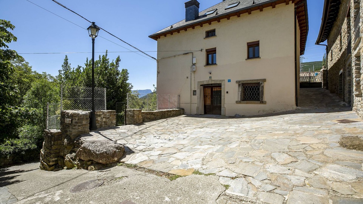 Castiello de Jaca Apartment | Casa Feli: Apartamento con Jardín Privado en los Pirineos