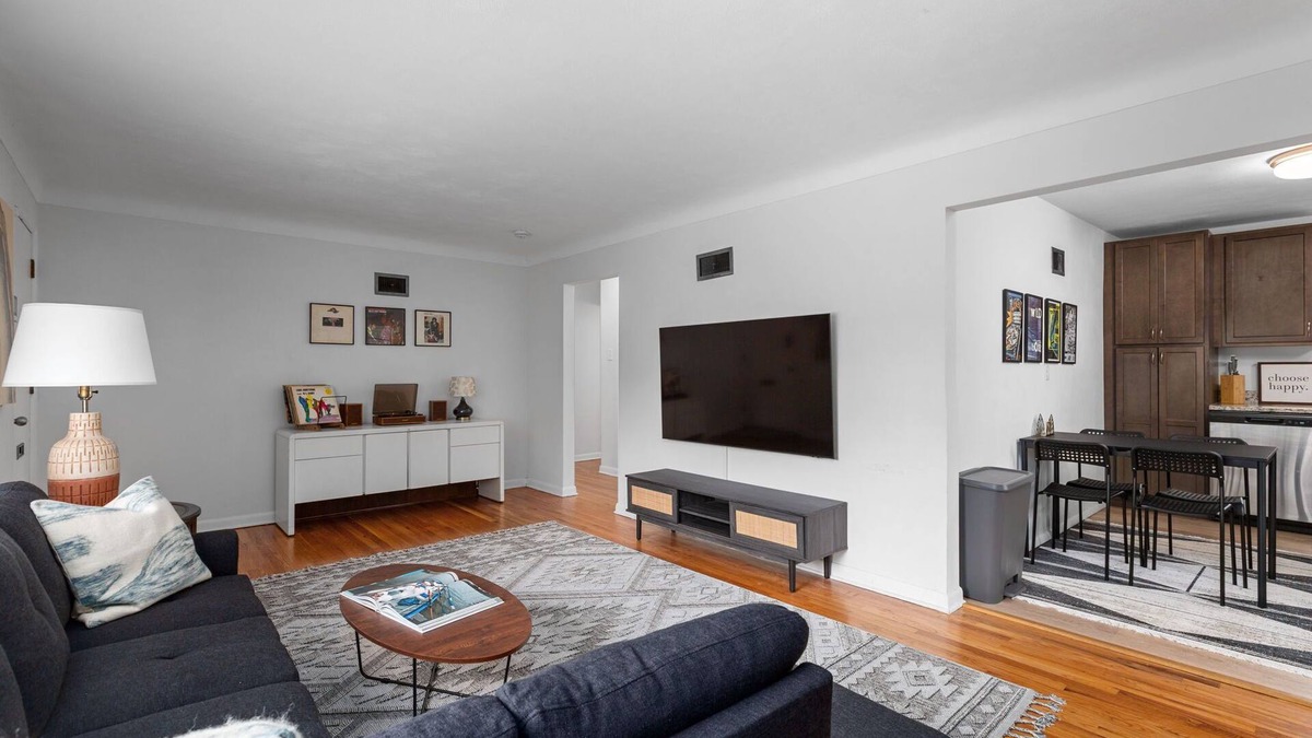 DeBaliviere Place House | Casa Forest Park. New. Within blocks of Forest Park, Wash U and Delmar Loop.