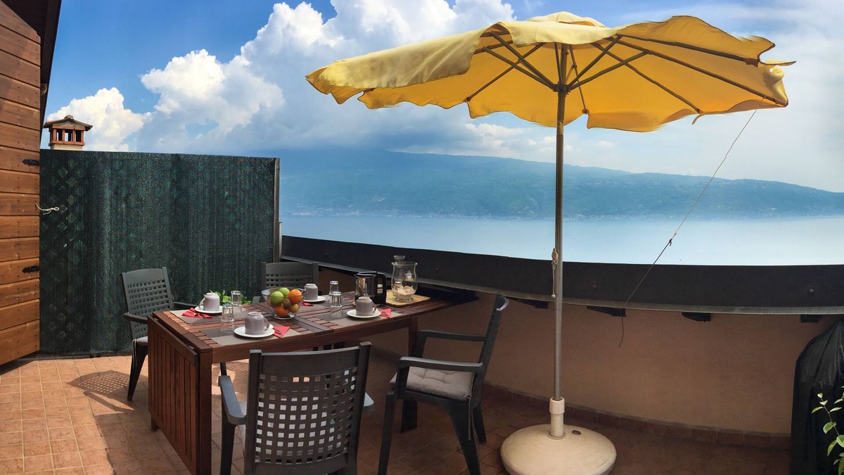 Fornico Apartment | Casa FORNICO: 2 apartments with terraces and breathtaking views of Lake Garda