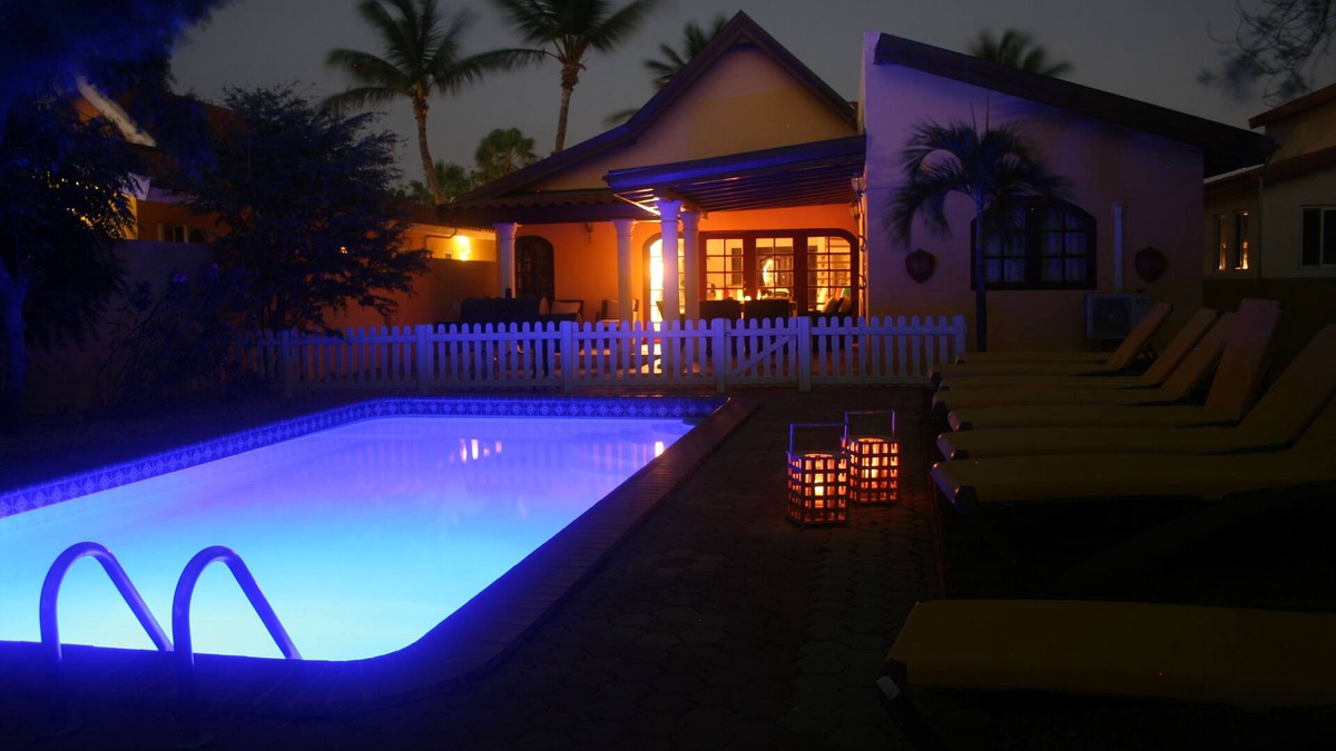 Noord Villa | Casa Galpy. Villa in Noord with private swimming pool and fitness room