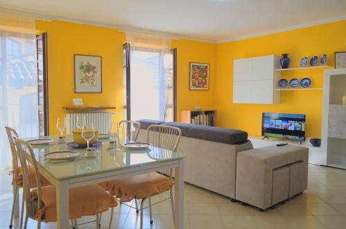 Dogliani Apartment | Casa Gialla Soggiorno Panorama in Centro Storico
