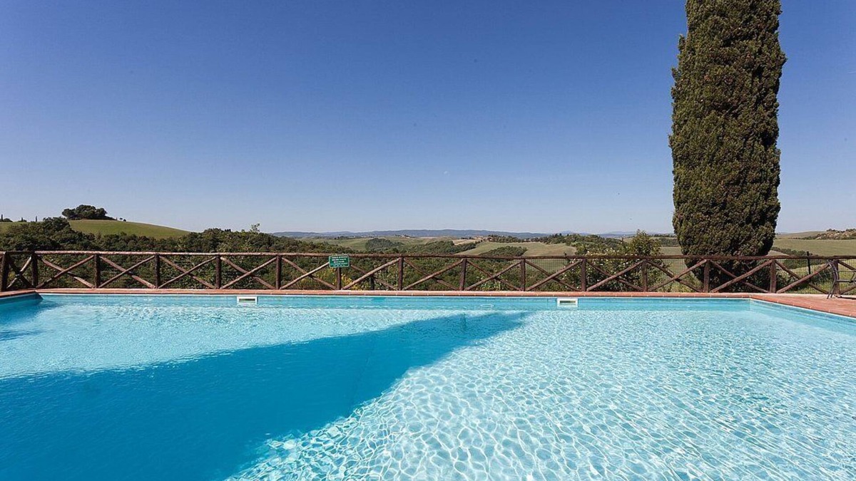 Asciano House | Casa Giobatta C: A characteristic and welcoming two-story age-old farm house surrounded by the greenery, with Free WI-FI.