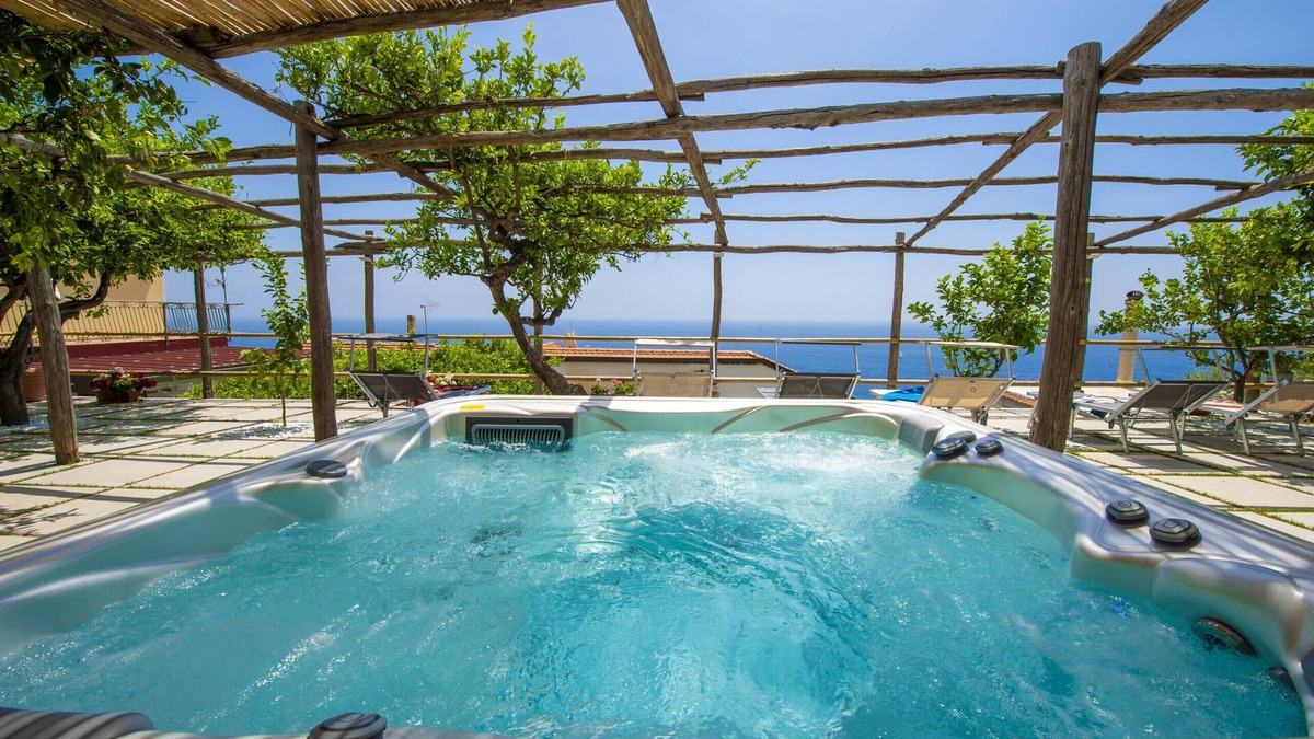 Praiano Ski Chalet | Casa Il Riccio - House with garden and breathtaking view