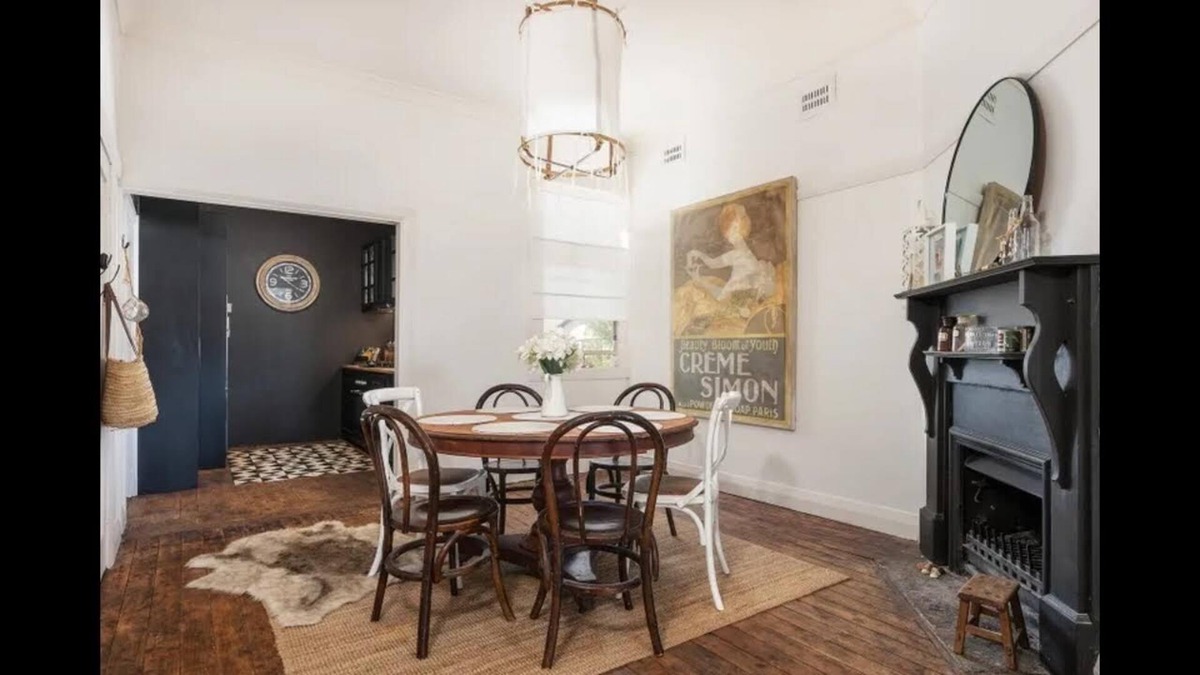 Gulgong Apartment | Casa Imperfecto a cosmopolitan apartment in an restored art Deco