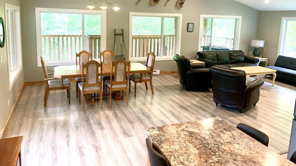 Anglemont Cabin | Casa in the Woods w/ HOT TUB! - Shuswap Vacations and Sledding Accommodation