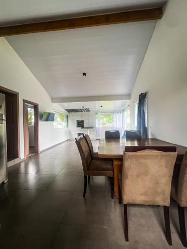 Riviera House | Casa inteira em chácara, 20 min centro.