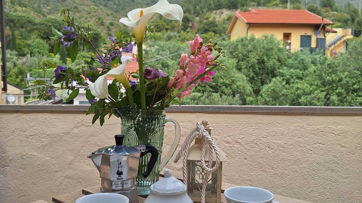 Cisano sul Neva House | Casa Iris Situata in Centro Paese a Pochi Minuti da Mare e Montagne