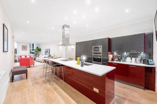 Royal Borough of Kensington and Chelsea Apartment | Casa Italia near Hyde Park & Kensington High Street - Wifi & Washing Machine - FREE Luggage Storage Available Nearby