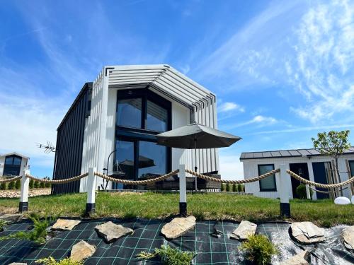 Brzezno Szlacheckie House | Casa Kashubia - Nowoczesny dom wakacyjny nad jeziorem - Cisza natura i komfort