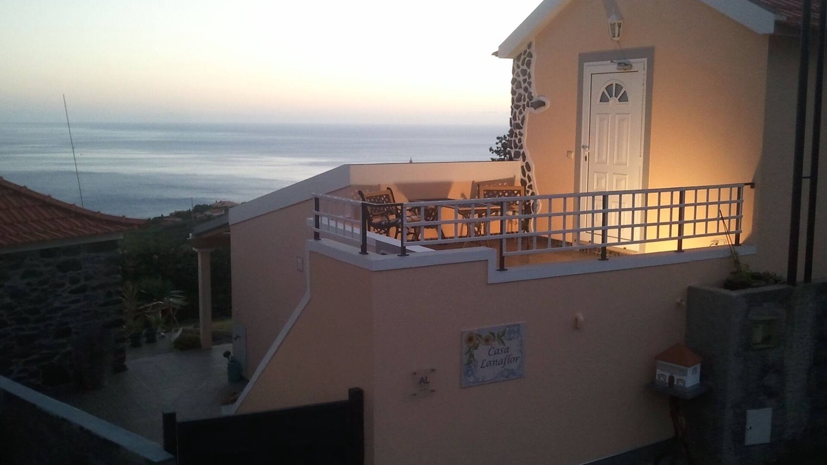 Estreito da Calheta House | Casa Lanaflor, view of the endless expanse of the Atlantic, smart TV, air conditioning