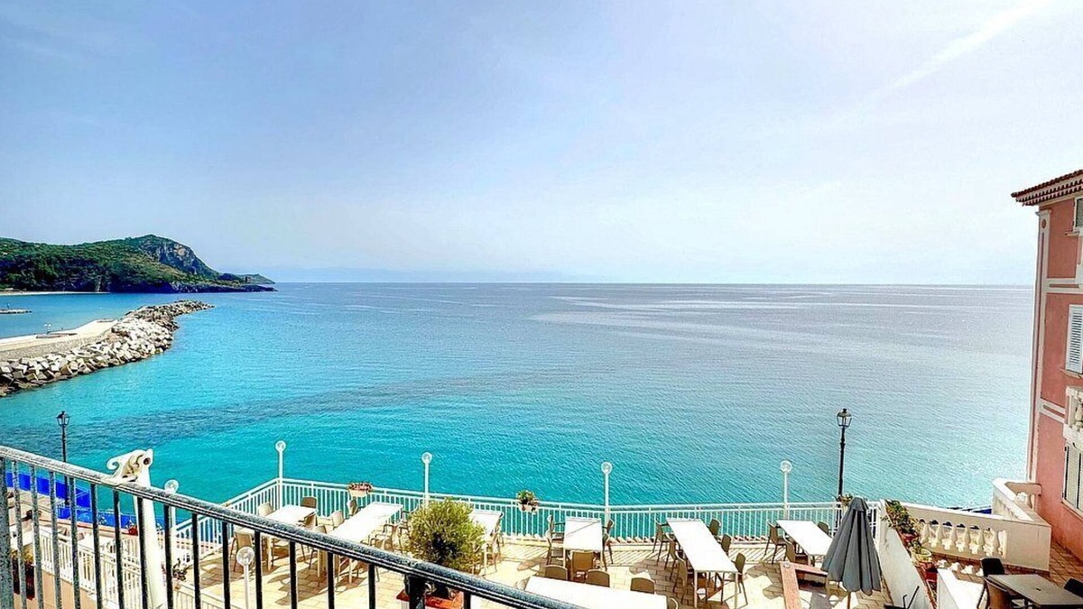 Marina Di Camerota Apartment | Casa Lentisco: A bright and sunny apartment which faces the sun and the sea, with Free WI-FI.