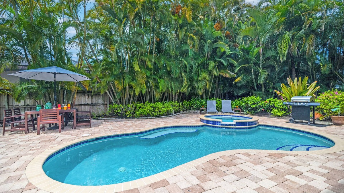 Bay Isle House | Casa Leone | Pet Friendly 🐶 on Siesta Key w/Private Heated Pool, Golf Cart, & Putting Green!