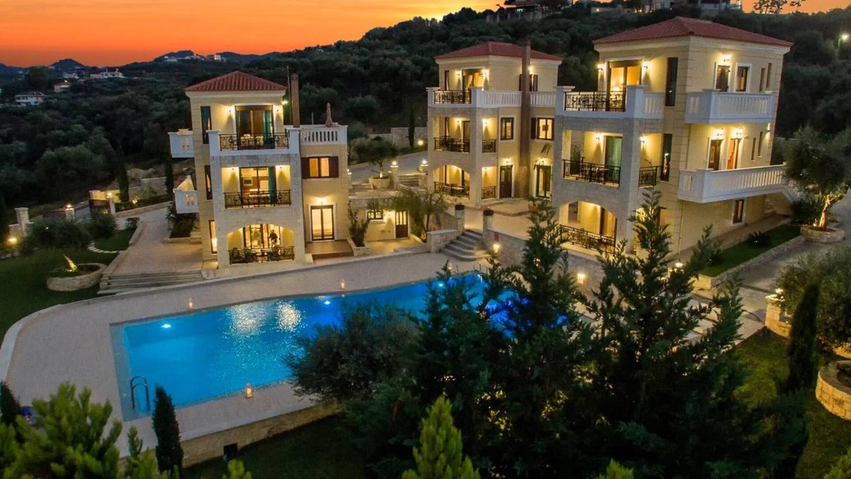 Kato Stalos House | Casa Leone Suites