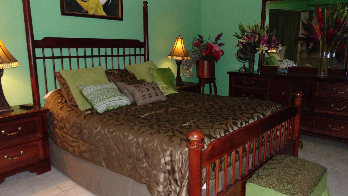 Pavas Bed & Breakfast | Casa Lima B&B - ideal for weddings/groups