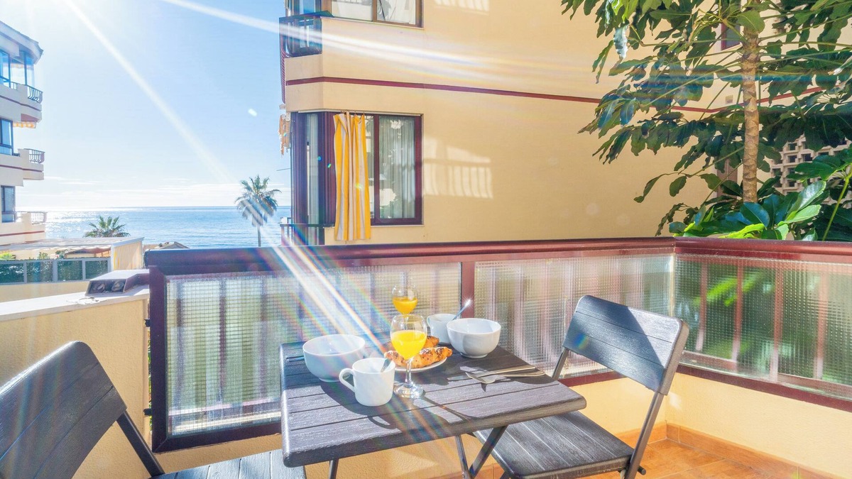 Sitio de Calahonda Apartment | Casa Linda, Front of the beach La lubina, Riviera del Sol,4 pers, WIFI.