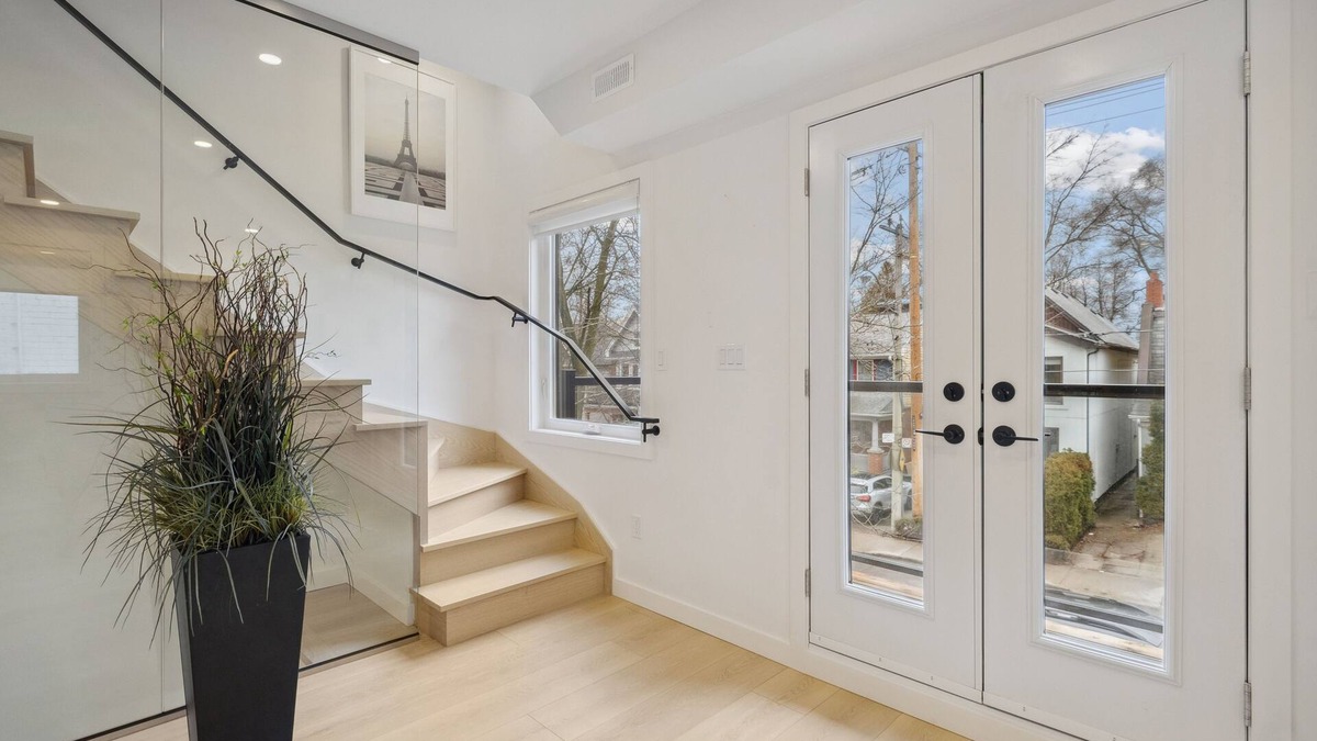 Midtown Toronto Apartment | Casa Loma 2 Storey + 2 Bdrm Loft UofT and Yorville