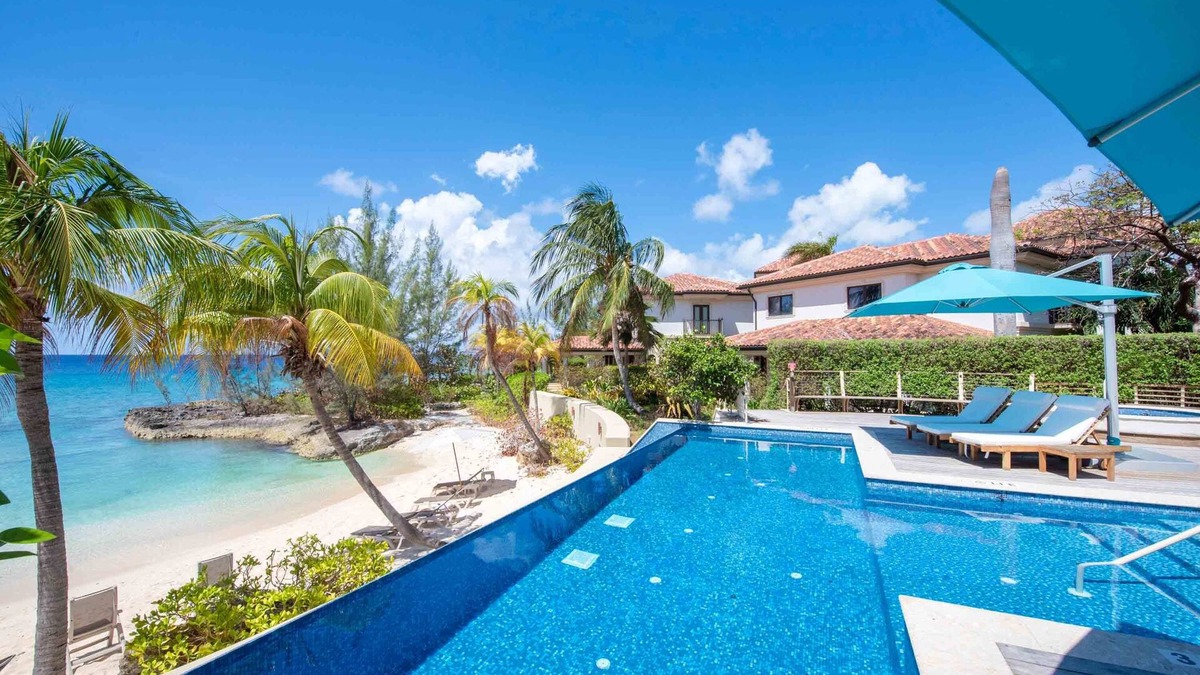 George Town House | Casa Luna 15: Luxe Oasis South of 7Mile Beach w/Beach Cove, Pool, Heated Spa + Gym