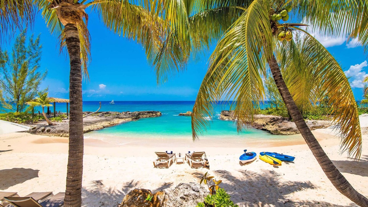 George Town House | Casa Luna 16: Luxe Resort South of Seven Mile Beach w/Pool, Heated Spa, & Beach Cove