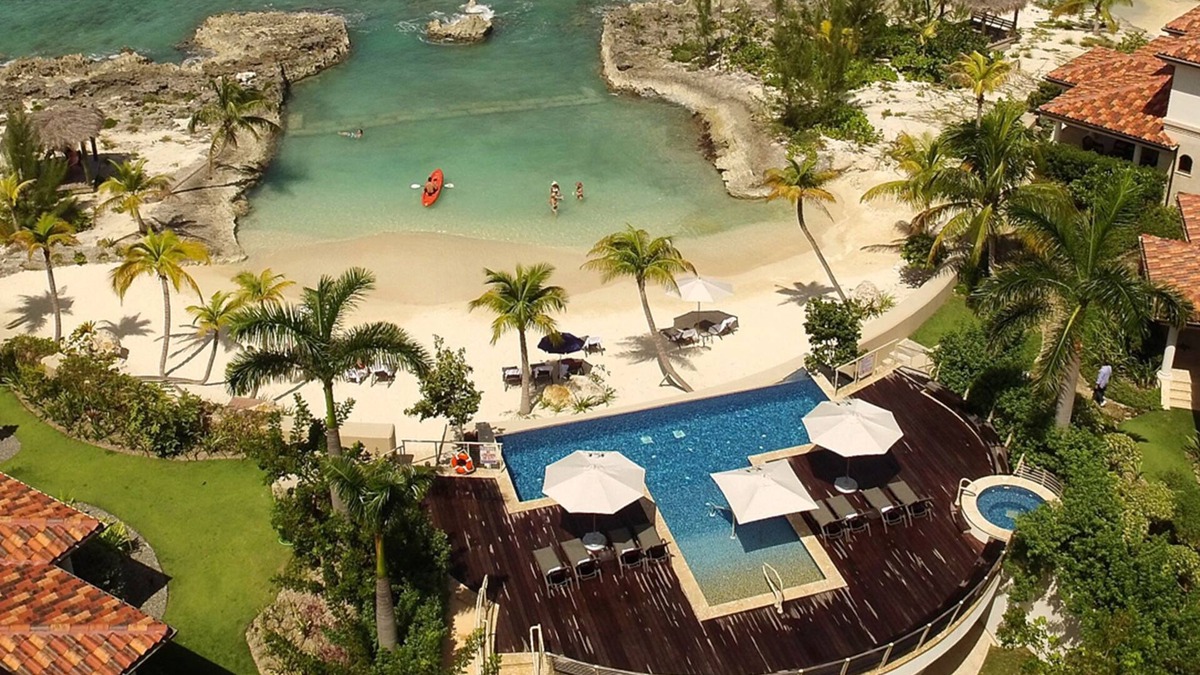 George Town House | Casa Luna 17: Luxe Oasis South of 7Mile Beach w/Secret Beach Cove, Pool + Heated Spa