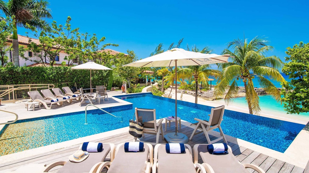 George Town House | Casa Luna 5: Gated Resort Near Seven Mile Beach w/Beach Cove, Pool, Heated Spa, & Gym