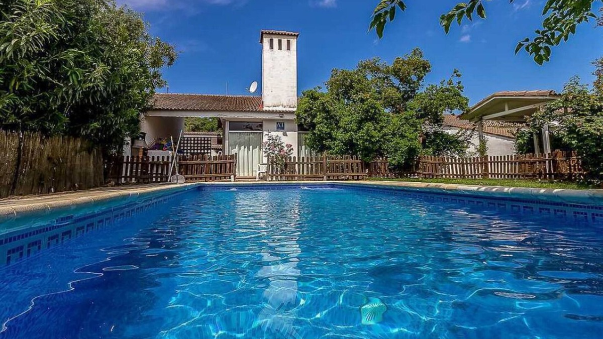 Valdecaballeros Ski Chalet | Casa Macondo, sierra de Guadalupe, your pets are welcome.