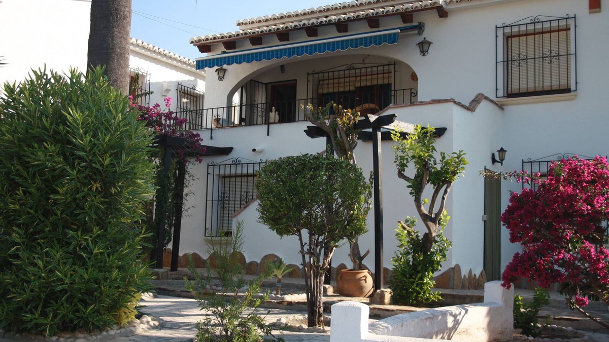Arnella House | Casa Marie, lovely vacation home with communal pool, near the sea and center
