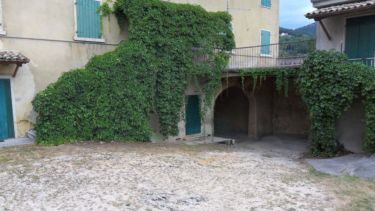 Caprino Veronese House | Casa Martini, nestled in the green hills of Lake Garda