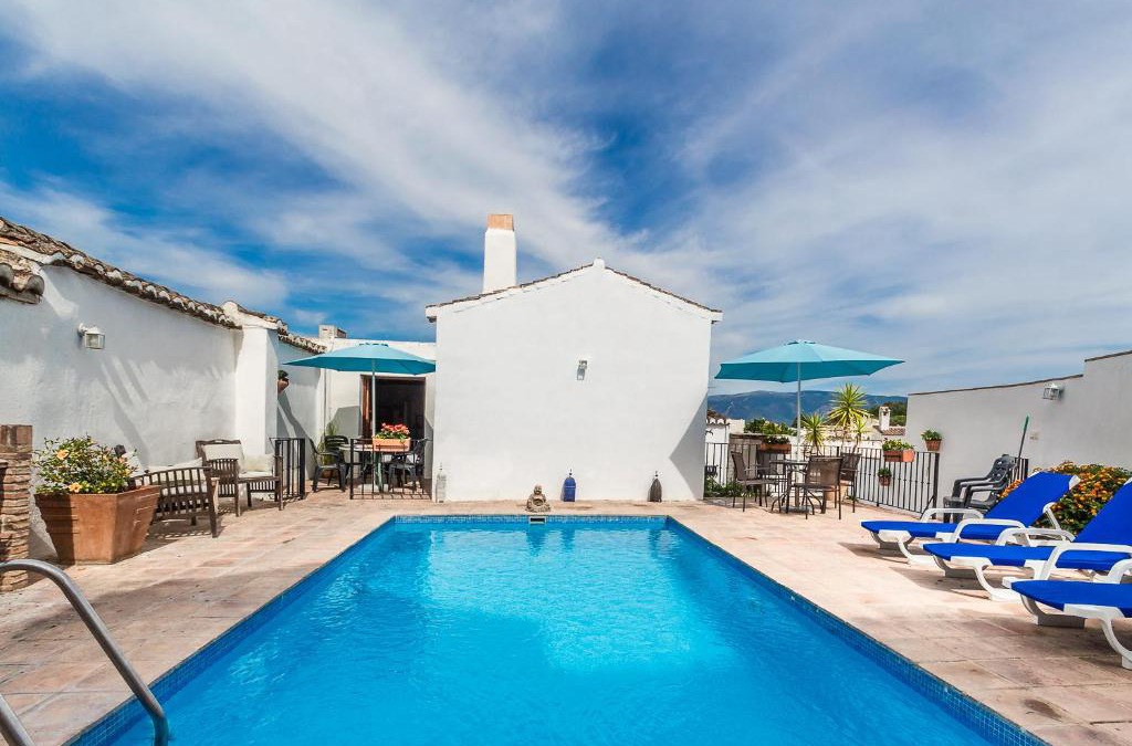 Pinos del Valle House | Casa Mundo - 16th century traditional white village house with pool