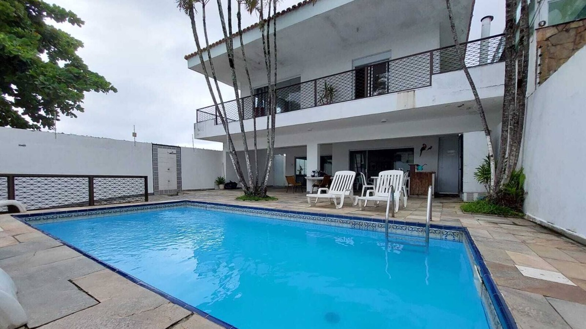 Jardim Belmar House | Casa na Quadra da Praia da Enseada, Acomoda até 12 Pessoas