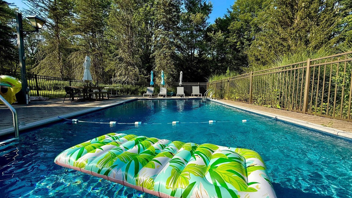 Swan Lake House | Casa Nera | Heated Pool Hot Tub Ski Golf