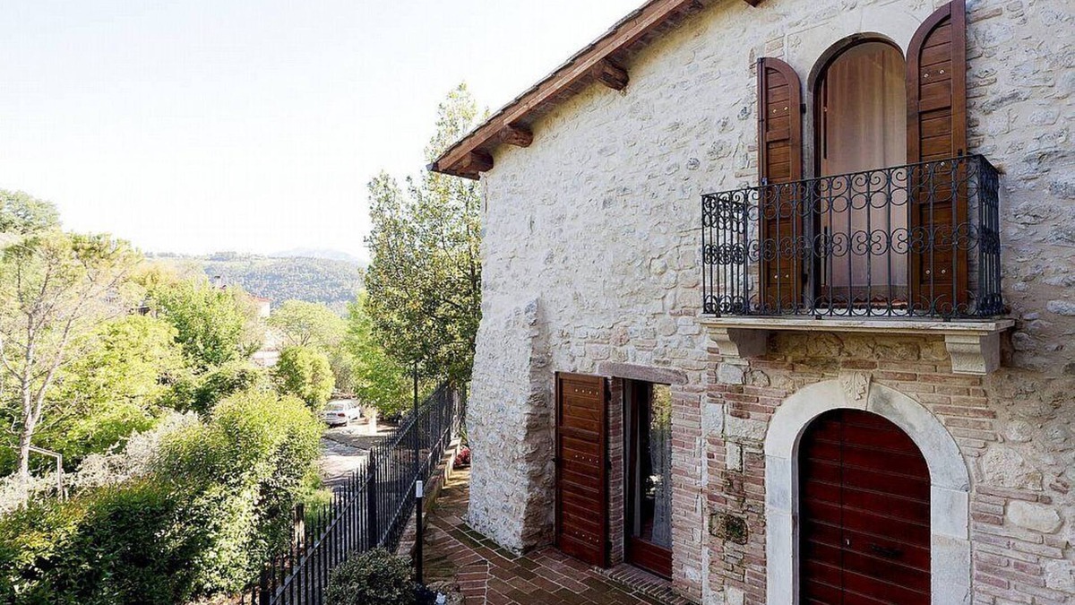 Precetto House | Casa Nerina: A characteristic and welcoming independent house made of stone, with Free WI-FI.