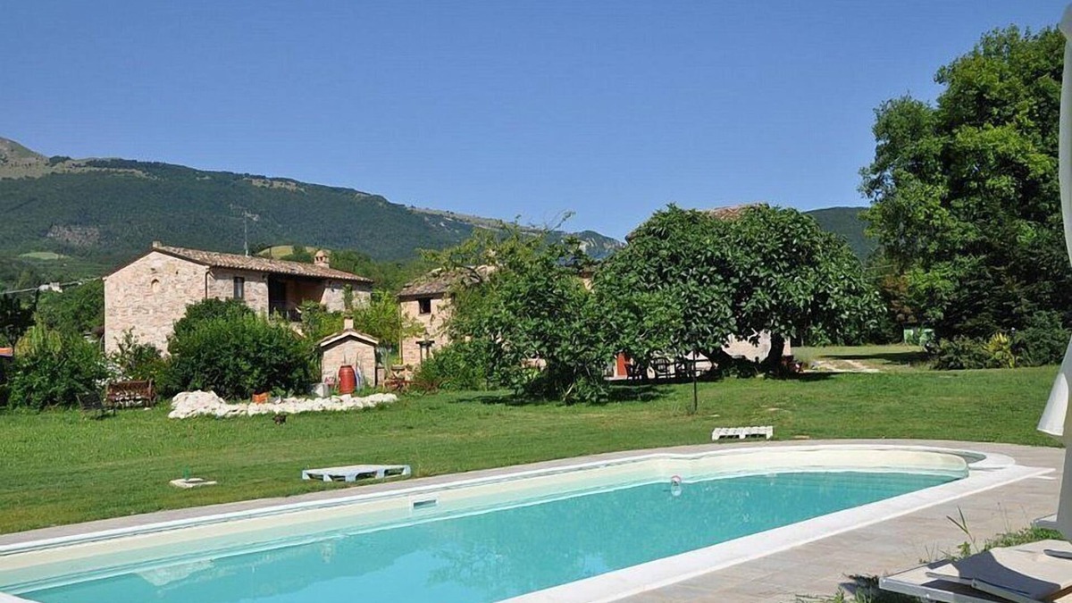 Sarnano House | Casa Noriana E: A characteristic and welcoming apartment situated in a quiet location, surrounded by a wonderful garden, with Free WI-FI.