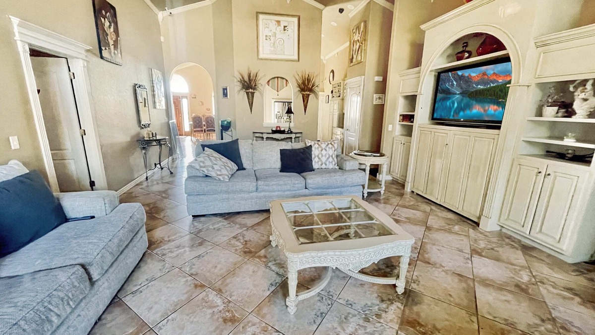 Springdale House | Casa Oasis Extra Large home. Centrally located.
