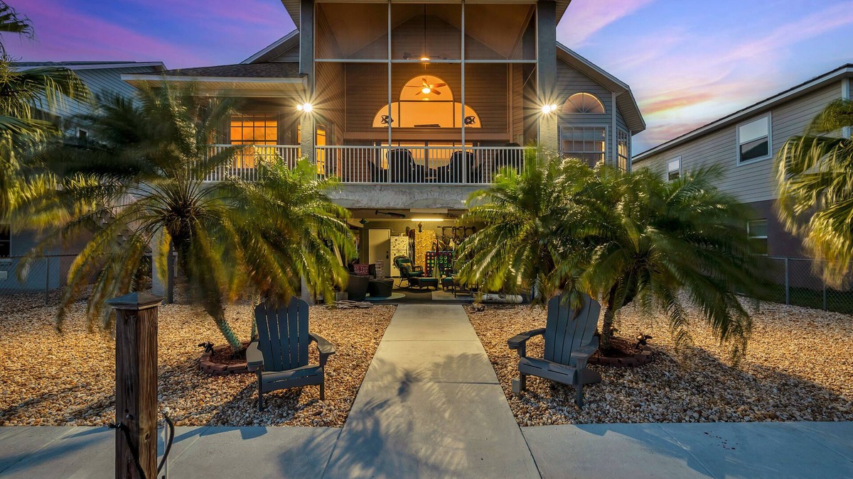 Hudson House | Casa Oceana! Waterfront paradise! Kayaks Paddle Boards at the beach