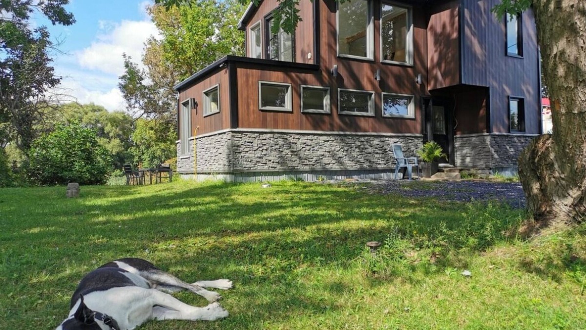 Saint-Pie Ski Chalet | Casa on the lazy River, Pet friendly!