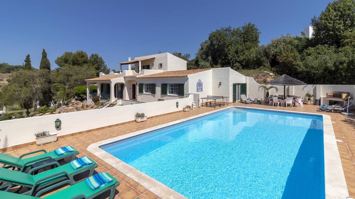 Poco Partido Villa | Casa Ouriços , Large Pool, BBQ, Walk to beach