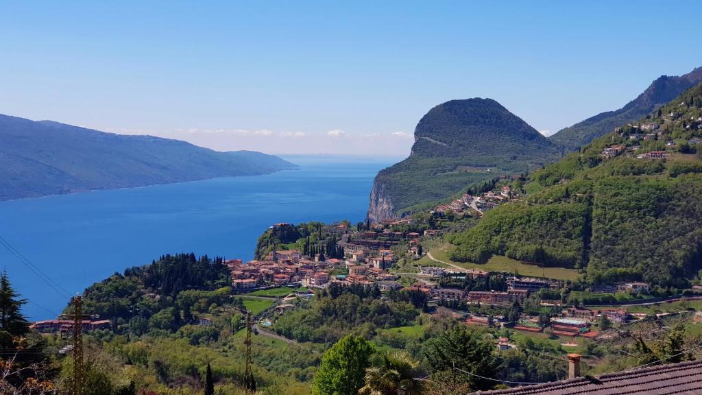 Voltino Apartment | Casa Palanca 2 balcony lake view By Garda Domus Mea