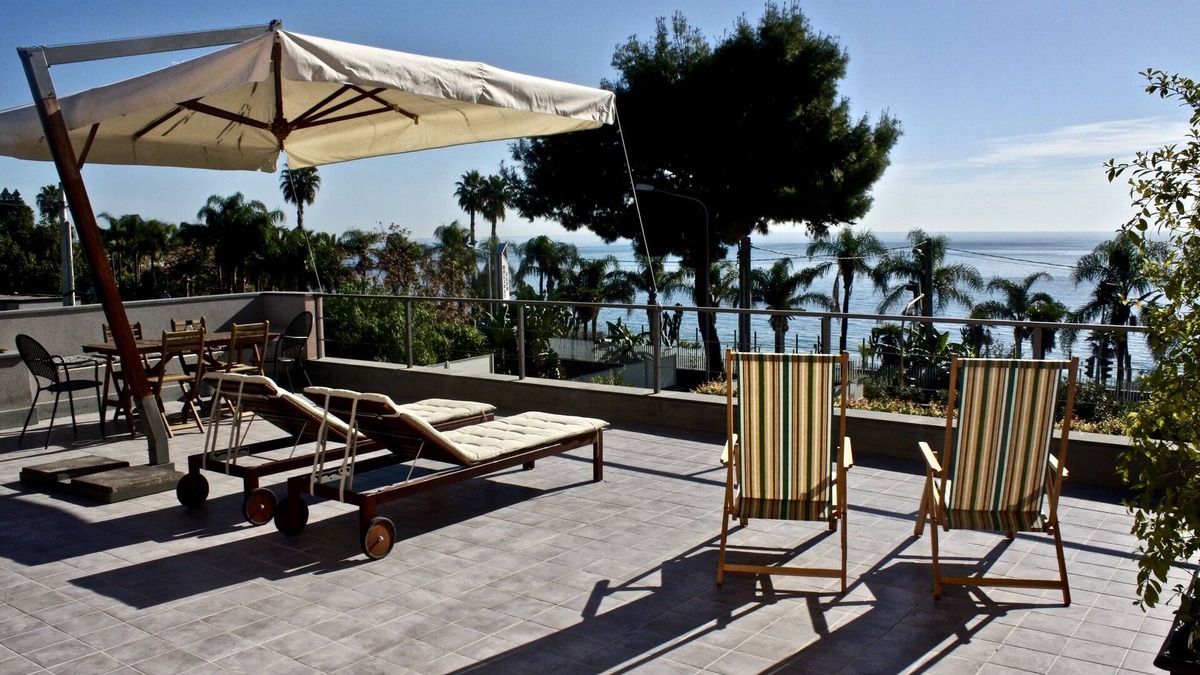 Aci Trezza House | casa paO aci castello, aci trezza, catania, etna, villa, sea front, terrace.