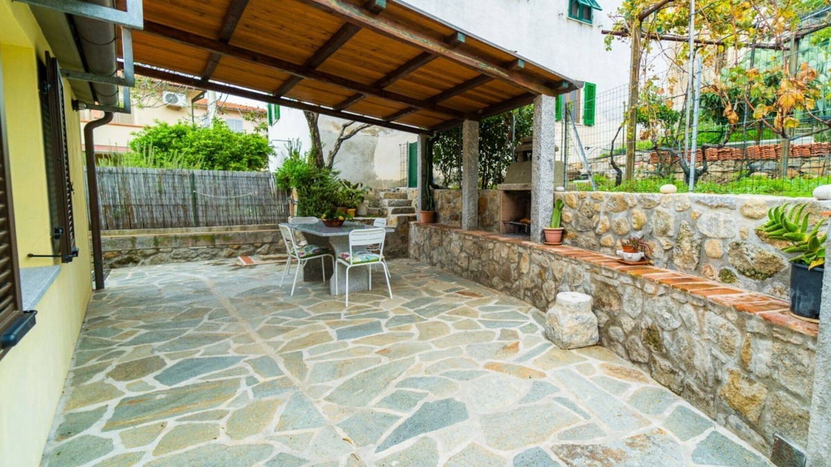 Pomonte Apartment | Casa Pepe in Pomonte large outdoor spaces and parking a few steps from the beach