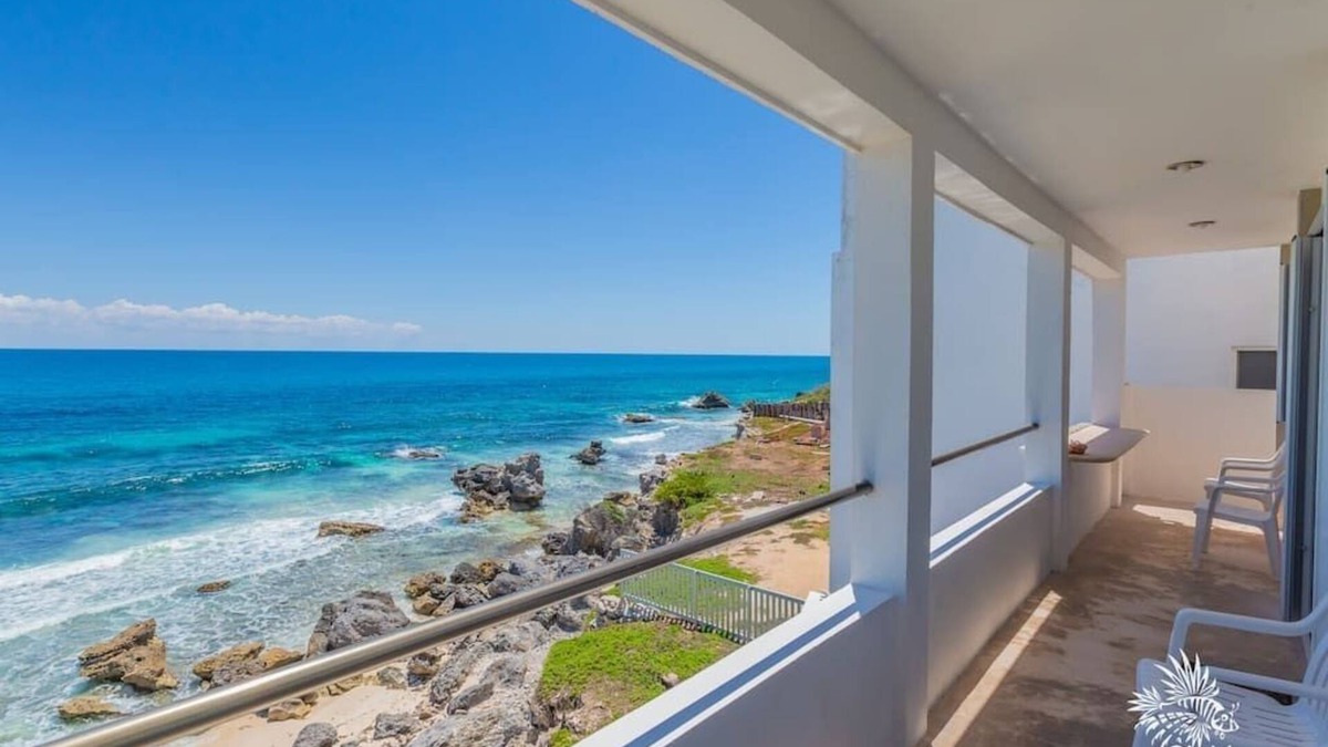 Colonia Meteorologico Apartment | Casa Perla Suite 2 : Caribbean Oceanfront 2 Bdrm w/rooftop dipping pool